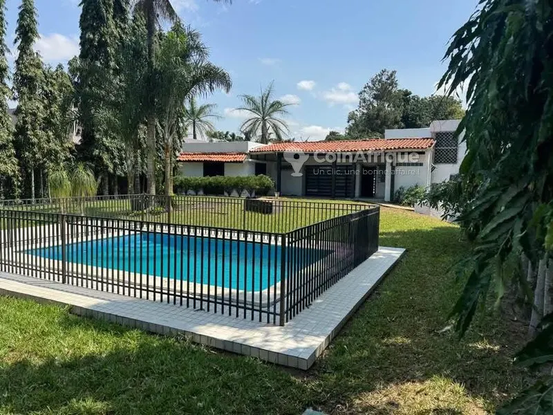 Villa 5 pièces avec piscine — Riviera Golf