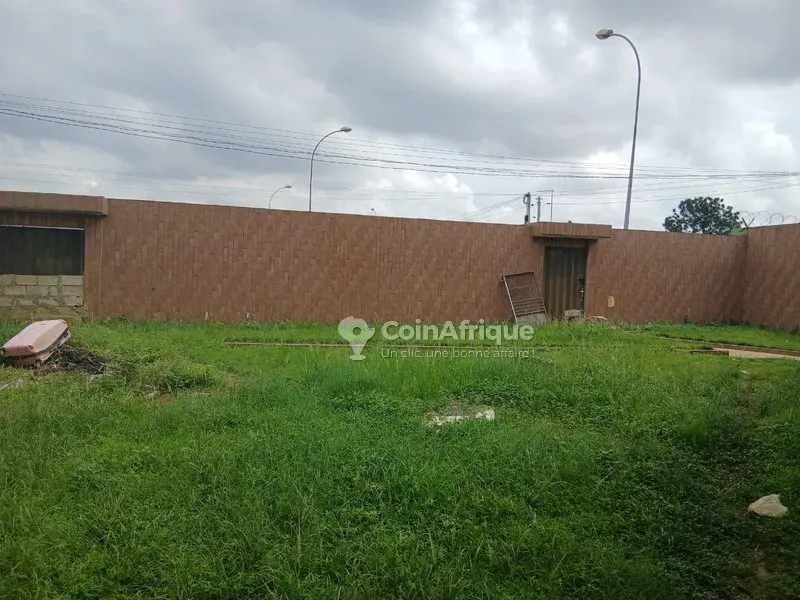 Terrain commercial 560 m² — Cocody Riviera 3