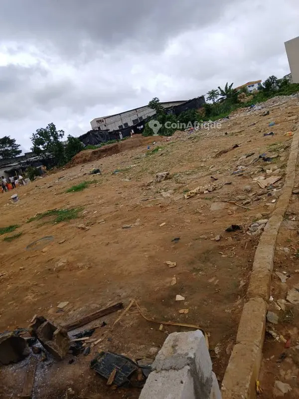 Terrain 750 m² — Cocody Angré