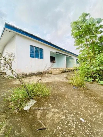 Villa basse 6 pièces avec 5 chambres — Abobo Anyama