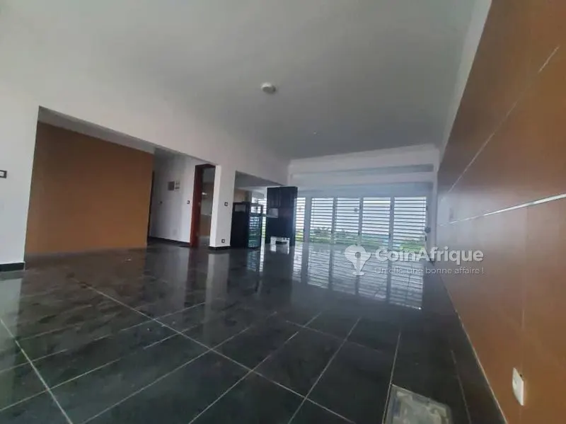 Villa basse 4 pièces avec piscine — Cocody Angré 8e tranche