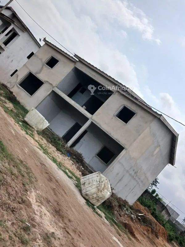 Vente villa duplex 7 pièces bati sur 450m2 en bente dans une cité à Bingerville
