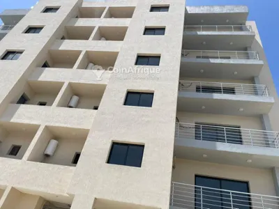 Appartement 4 pièces neuf avec balcons — Abatta Cité Mugefci