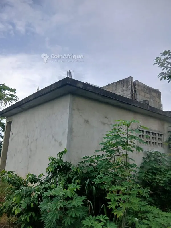 Terrain bâti 500m² avec immeuble R+2 — Songon Adiapoto II