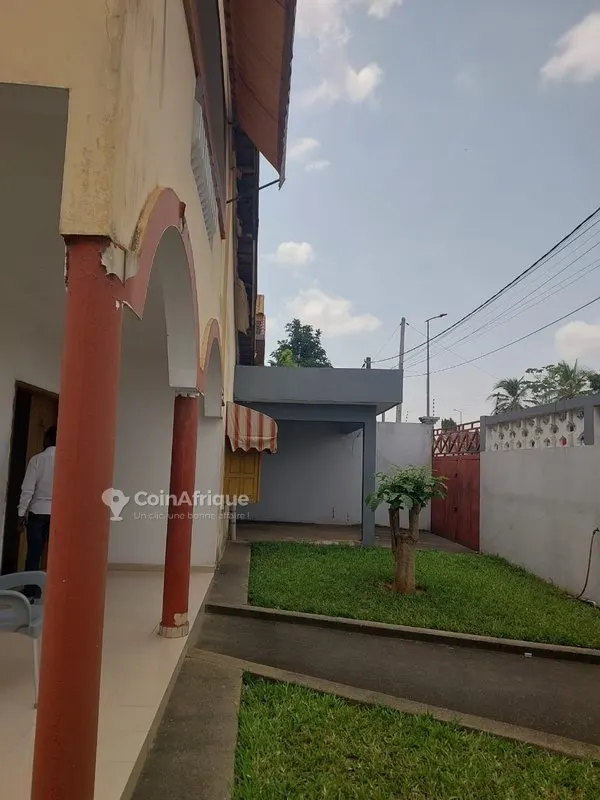 Villa duplex 4 pièces avec 2 dépendances — Cocody-Angré