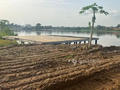 Terrain 1400m² avec 3 bâtiments R+3 en gros œuvre — Yopougon Béago