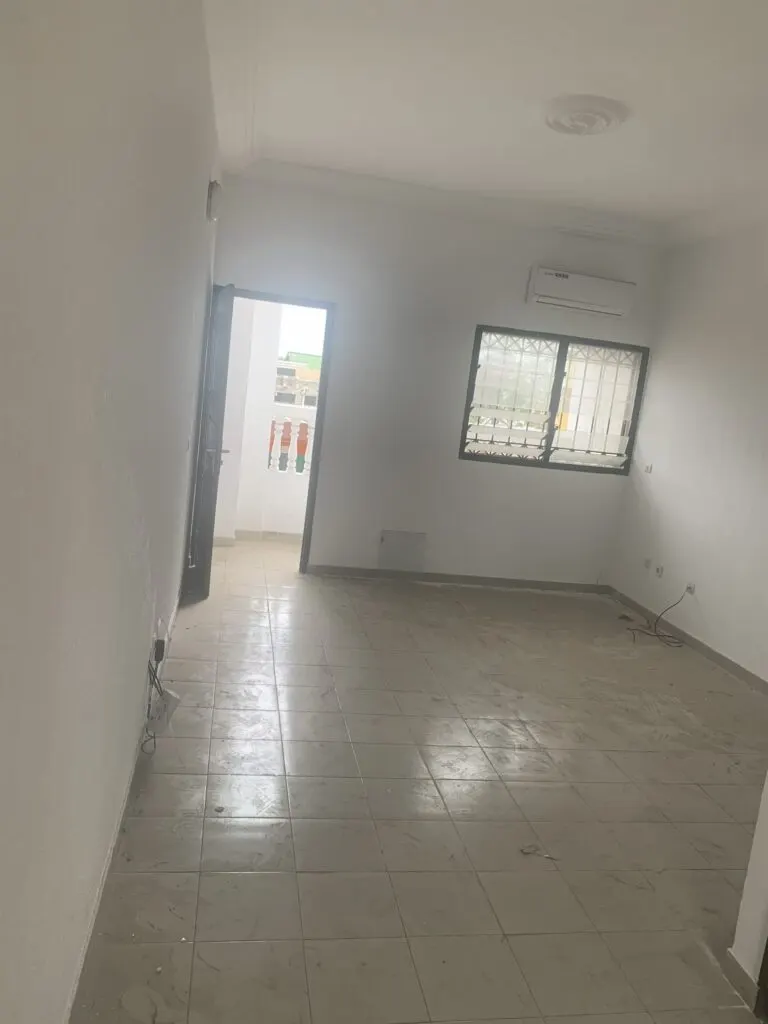 Appartement 2 pièces avec balcon et parking — Cocody Vallons