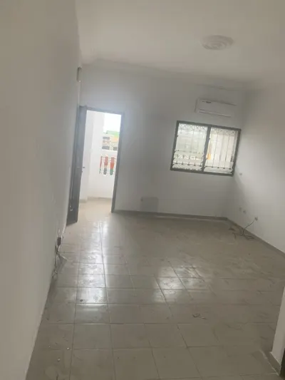 Appartement 2 pièces avec balcon et parking — Cocody Vallons