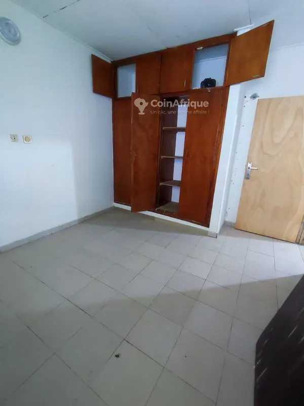 Studio avec balcon — Abidjan