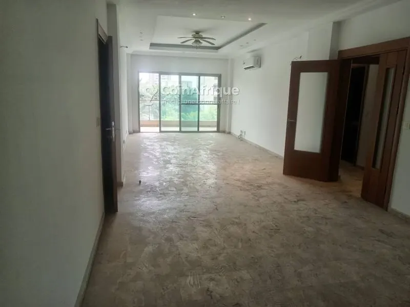 Appartement 4 pièces avec balcon — Marcory