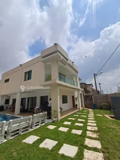 Villa duplex 8 pièces avec piscine — Riviera Abatta