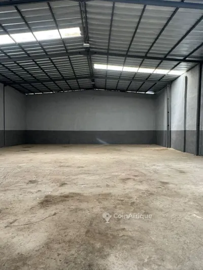 Entrepôt 550 m² avec 2 bureaux — Koumassi