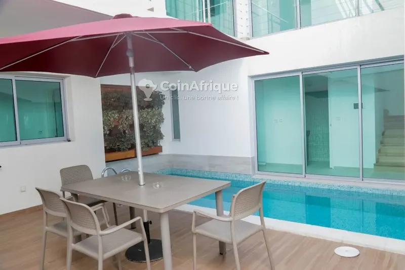 Villa triplex meublée 4 pièces avec piscine — Marcory Résidentiel