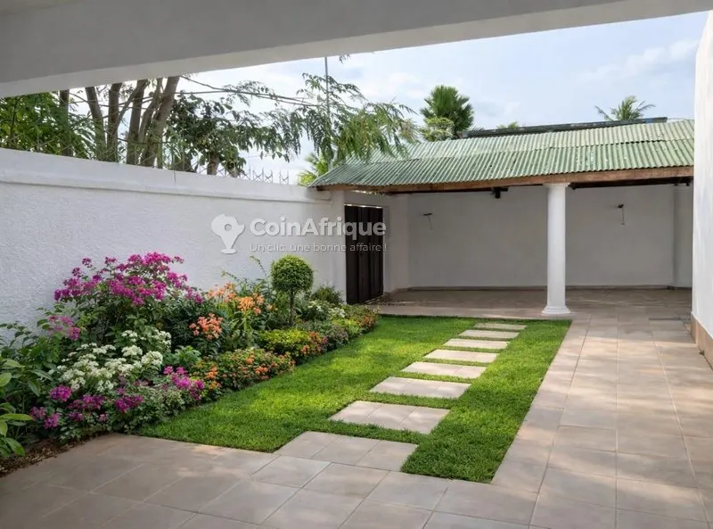 Villa meublée 5 pièces avec dépendance et garage — Cocody Riviera 3