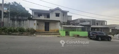 Terrain ACD 1000 m² avec bâtisse — Cocody Riviera Bonoumin
