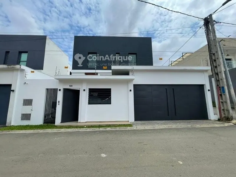 Villa duplex 7 pièces avec piscine — Cocody Riviera 4