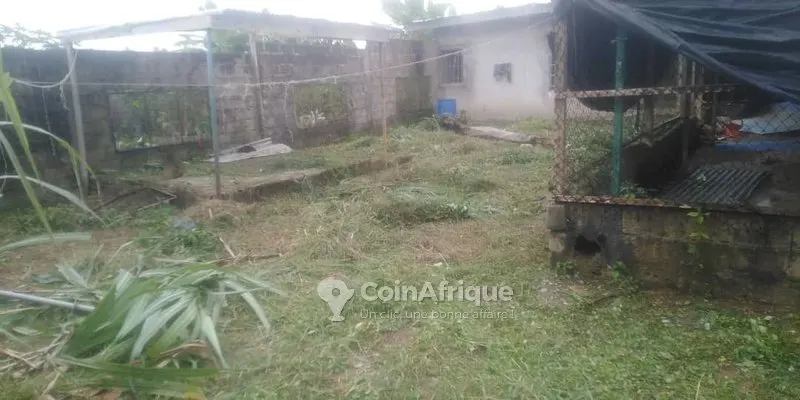 Terrain 570 m² avec appartement 3 pièces — Bingerville