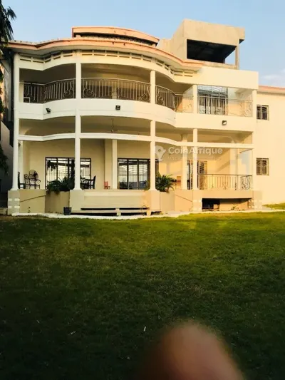Villa duplex 10 pièces avec dépendances et jardin — Bingerville