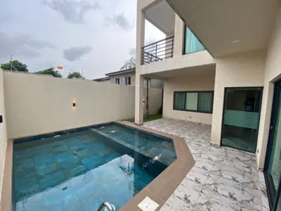 Maison 5 pièces avec piscine — Cocody Angré
