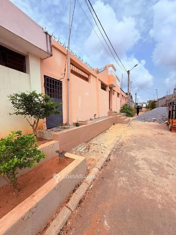 Villa basse 4 pièces avec dépendance — Bingerville