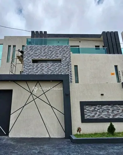 Villa triplex 7 pièces avec piscine — Adjamé-Bingerville