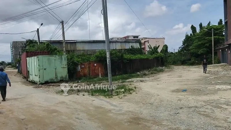 Terrain 650m² clôturé avec ACD entre 2 rues — Riviera M'Pouto