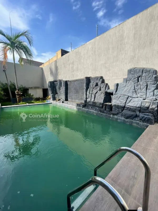 Villa triplex 10 pièces avec 6 chambres — Cocody Riviera Cité Sir