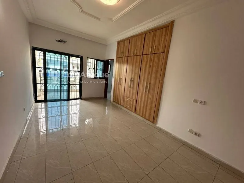 Appartement 3 pièces bon standing — Cocody Riviera Triangle