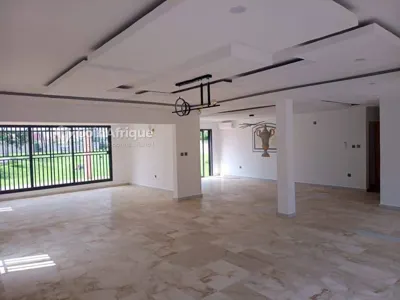 Villa 6 pièces avec piscine en bordure de mer — Vridi