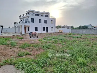 Villa triplex 6 pièces avec jardin paysager — Bingerville