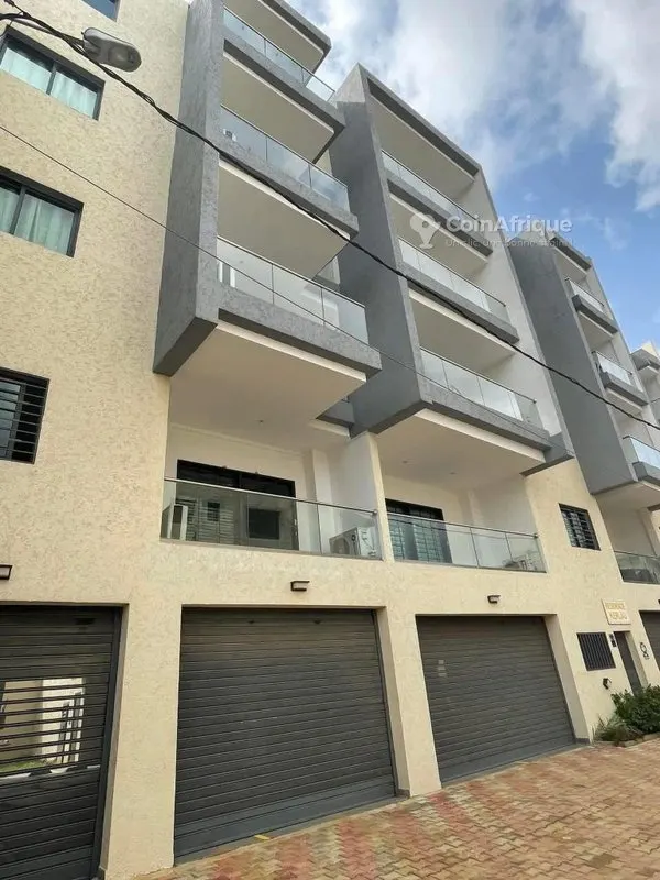 Appartement 3 pièces avec ascenseur et groupe électrogène — Cocody Angré CHU