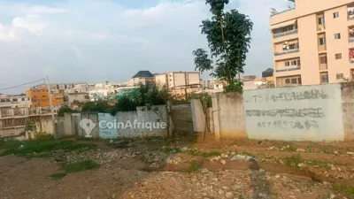 Terrain 600 m² — Cocody