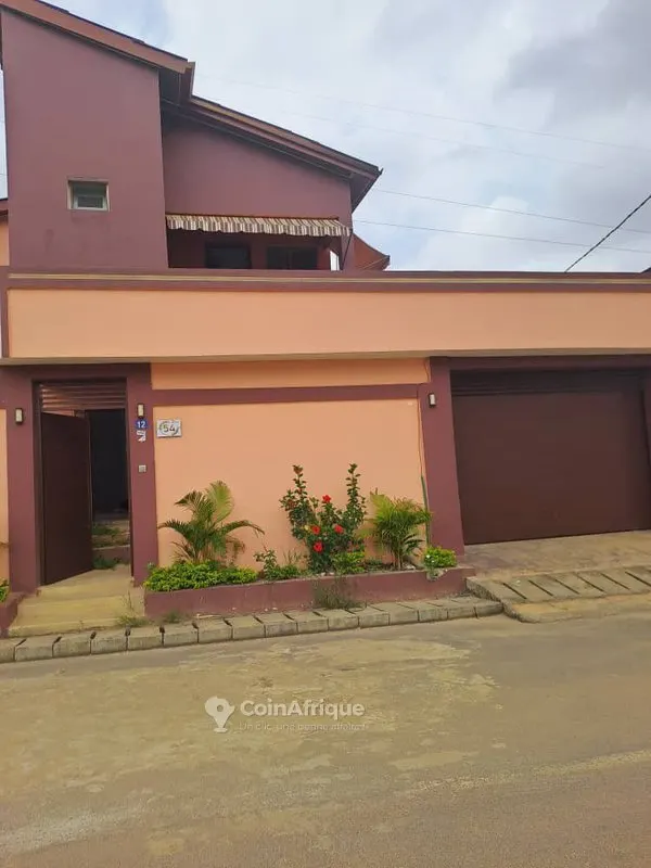 Villa duplex 5 pièces avec 3 chambres — Abidjan