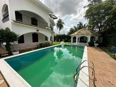 Villa triplex 10 pièces avec piscine et jardin — 2 Plateaux Vallons