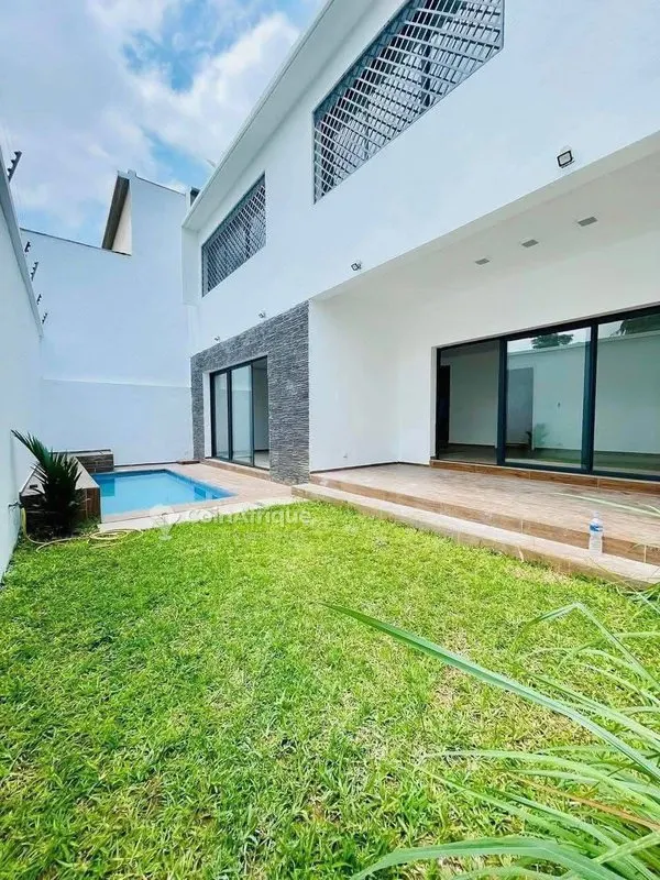 Villa duplex 4 pièces avec piscine — Bervelly Hills