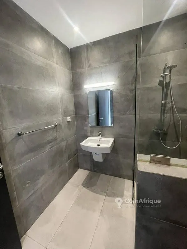 Appartement 4 pièces avec salle de sport — Marcory Zone 4