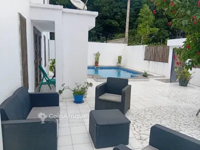 Villa duplex 5 chambres avec piscine — Bingerville Adjamé
