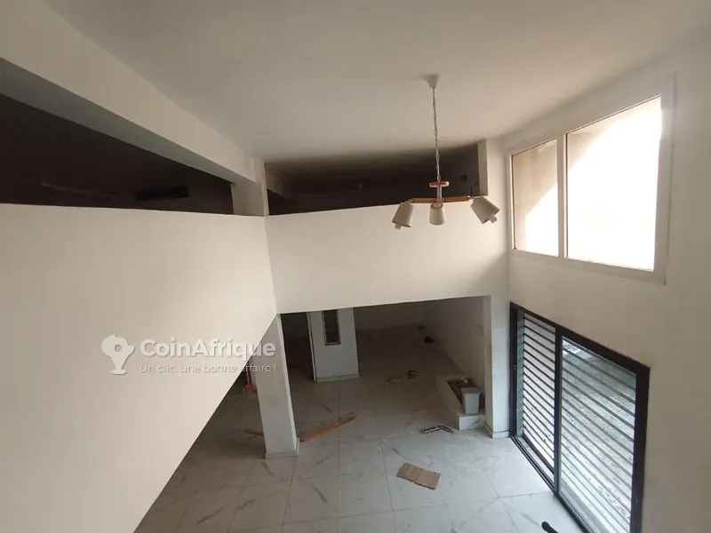 Magasin 50 m² avec toilettes et bureaux — Cocody Bonoumin