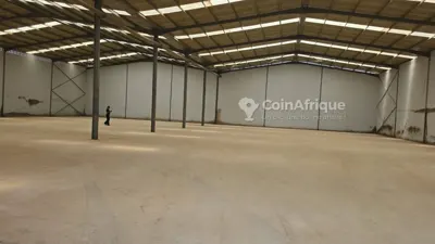 Entrepôt 3 000 m² avec espace couvert — Yopougon PK 25
