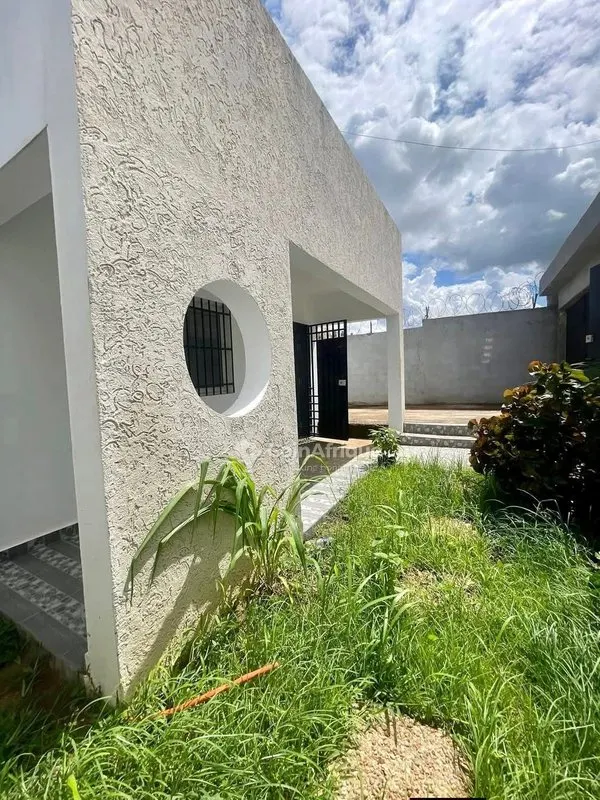Villa basse 4 pièces avec garage — Bingerville Adjamé