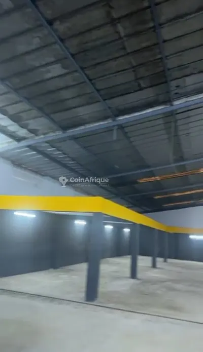 Entrepôt 3750 m² avec cour partagée — Yopougon