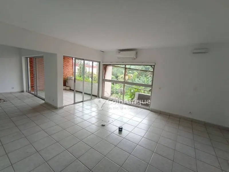 Appartement 4 pièces avec parking et sécurité — Cocody Vallons