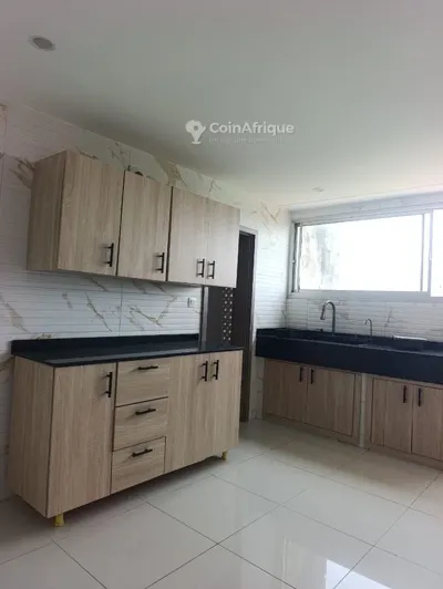 Appartement 5 pièces avec ascenseur — Cocody Riviera Golf