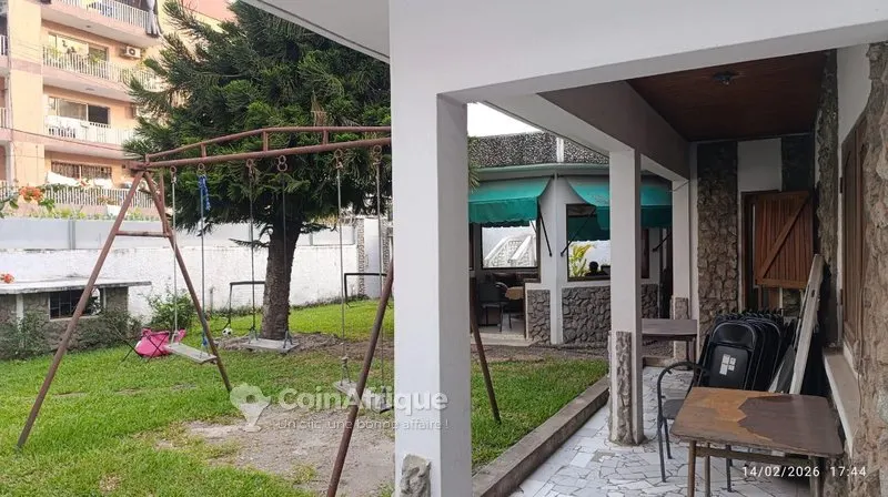 Villa 5 pièces avec dépendance — Marcory