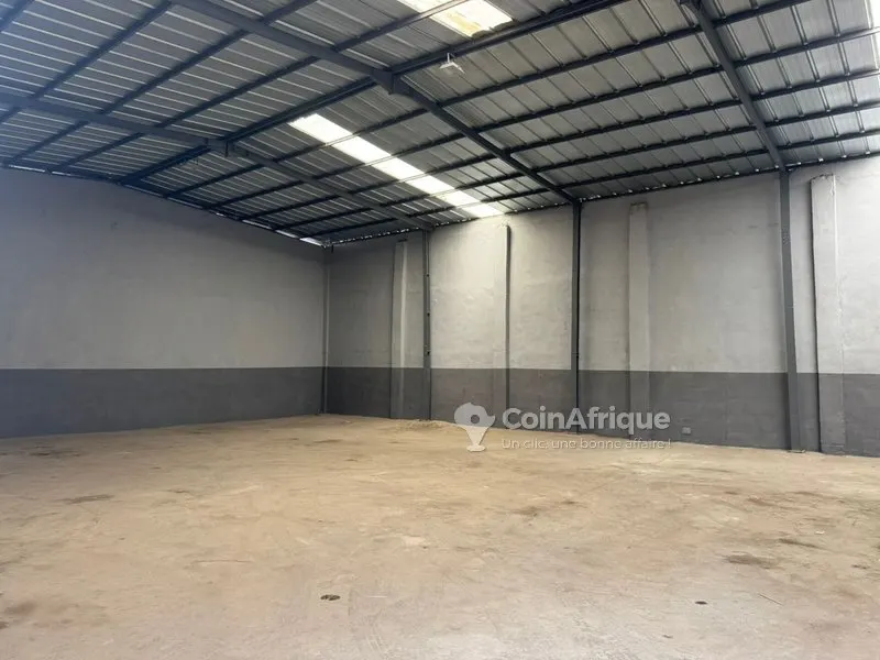 Entrepôt 600 m² couvert avec cour — Port-Bouet Abattoir