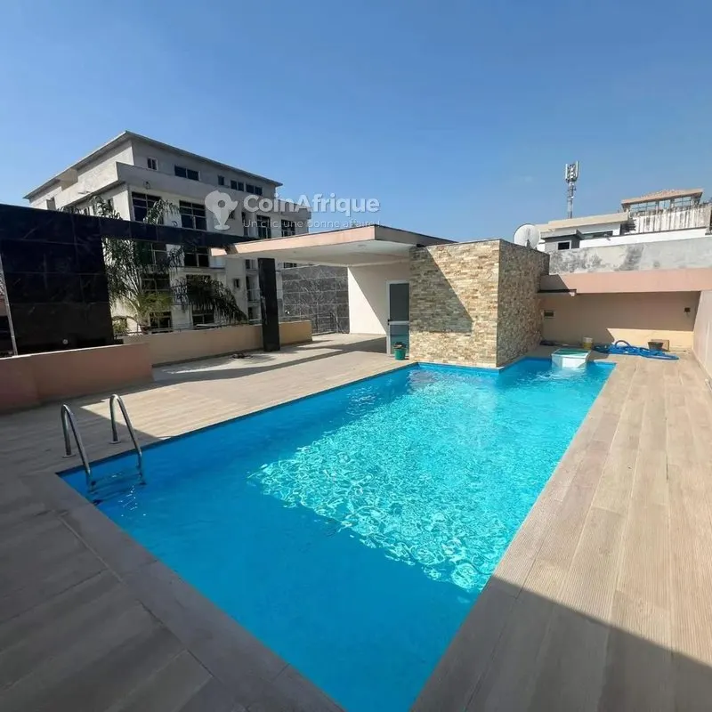 Villa triplex 8 pièces avec piscine — Cocody Riviera Atoban