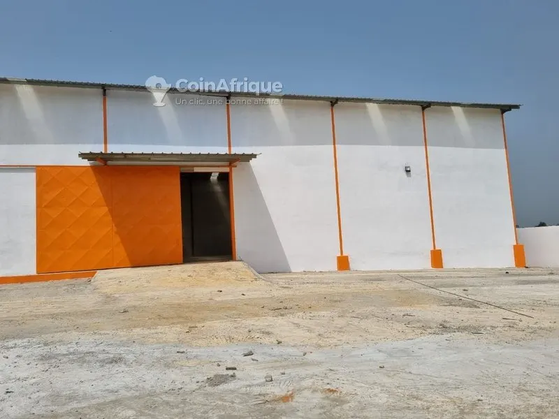 Entrepôt 2000 m² avec cour — Yopougon Zone Industrielle
