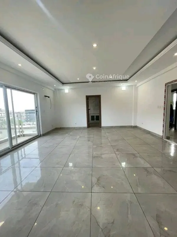 Appartement F4 (3 chambres) avec balcon — Cocody Angré