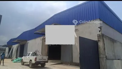 Entrepôt 1000 m² avec mezzanine — Yopougon Zone Industrielle