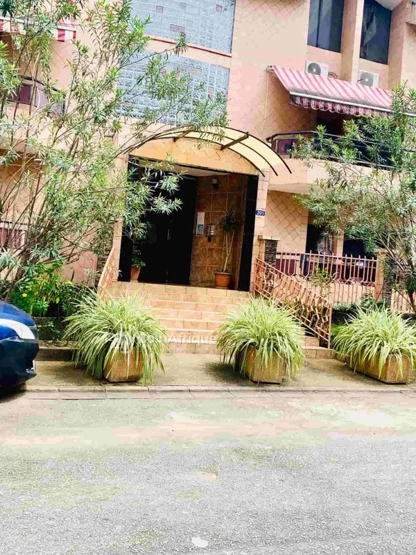 Appartement 2 pièces avec balcon — Cocody Golf